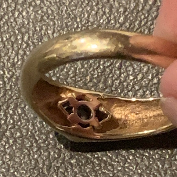 14K Yellow Gold Ring with a 1/3 ctw Diamond. Size 7 1/2. Beautiful ring - Picture 5 of 6